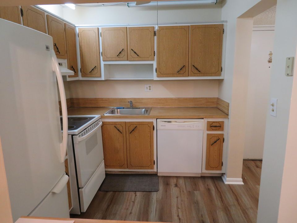 待售: $119,777 (1 贝兹, 1 浴室, 741 平方英尺)