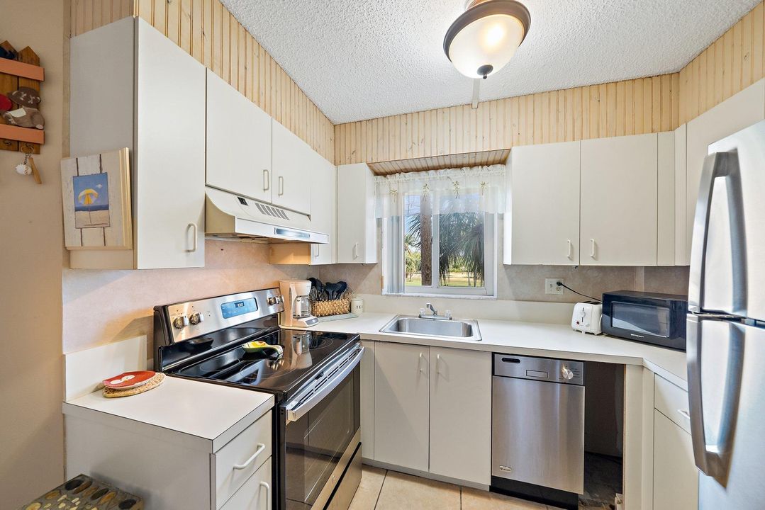 合同活跃: $3,500 (1 贝兹, 1 浴室, 900 平方英尺)