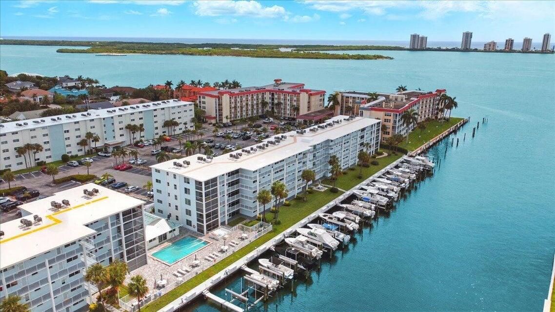 Active With Contract: $2,100 (1 beds, 1 baths, 720 Square Feet)