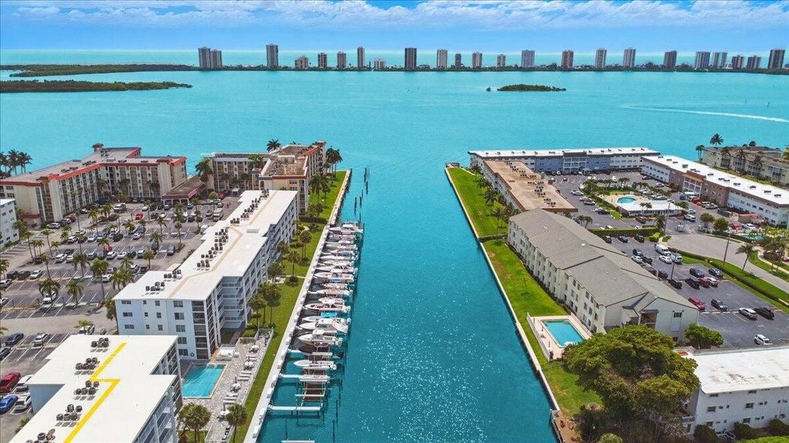 Active With Contract: $2,100 (1 beds, 1 baths, 720 Square Feet)