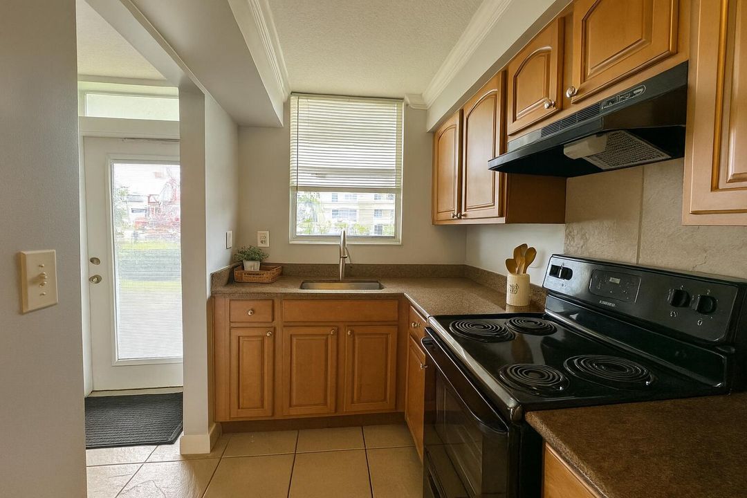 Active With Contract: $2,100 (1 beds, 1 baths, 720 Square Feet)