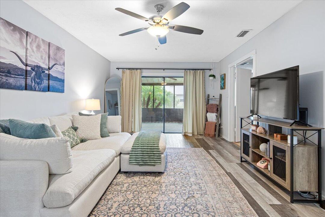 For Sale: $161,900 (2 beds, 2 baths, 1078 Square Feet)