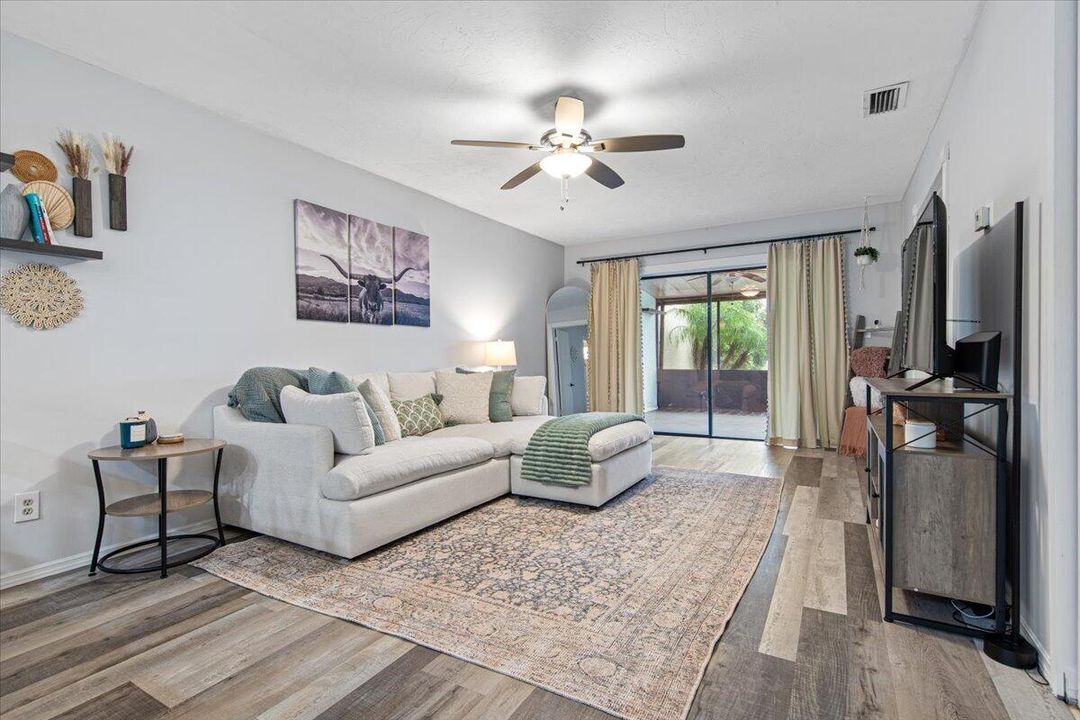 For Sale: $161,900 (2 beds, 2 baths, 1078 Square Feet)