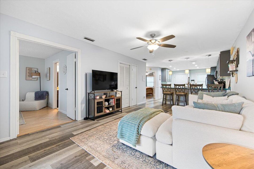 For Sale: $161,900 (2 beds, 2 baths, 1078 Square Feet)