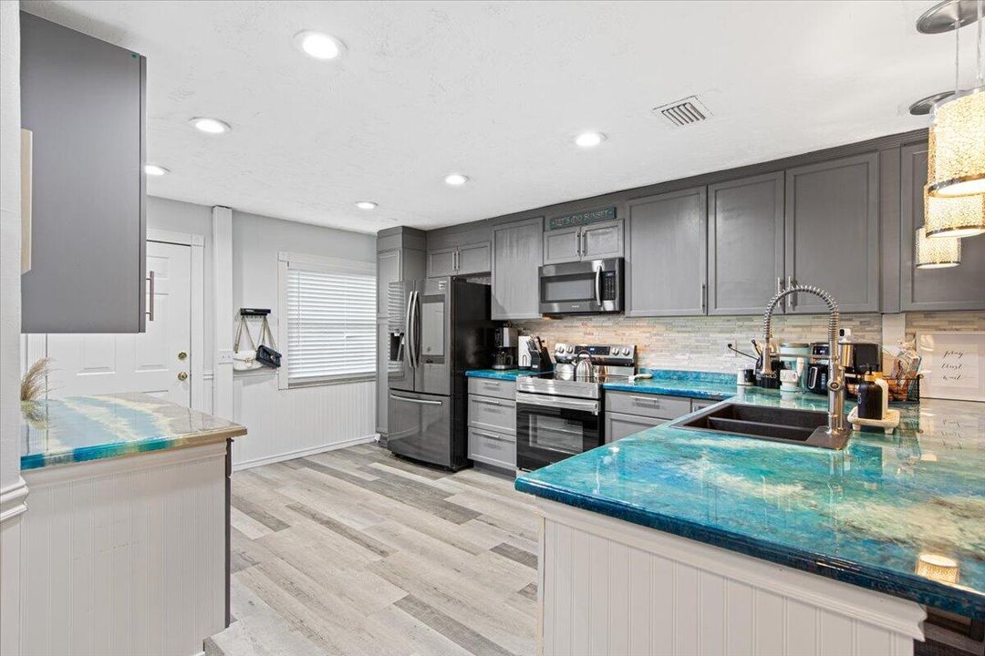 For Sale: $161,900 (2 beds, 2 baths, 1078 Square Feet)