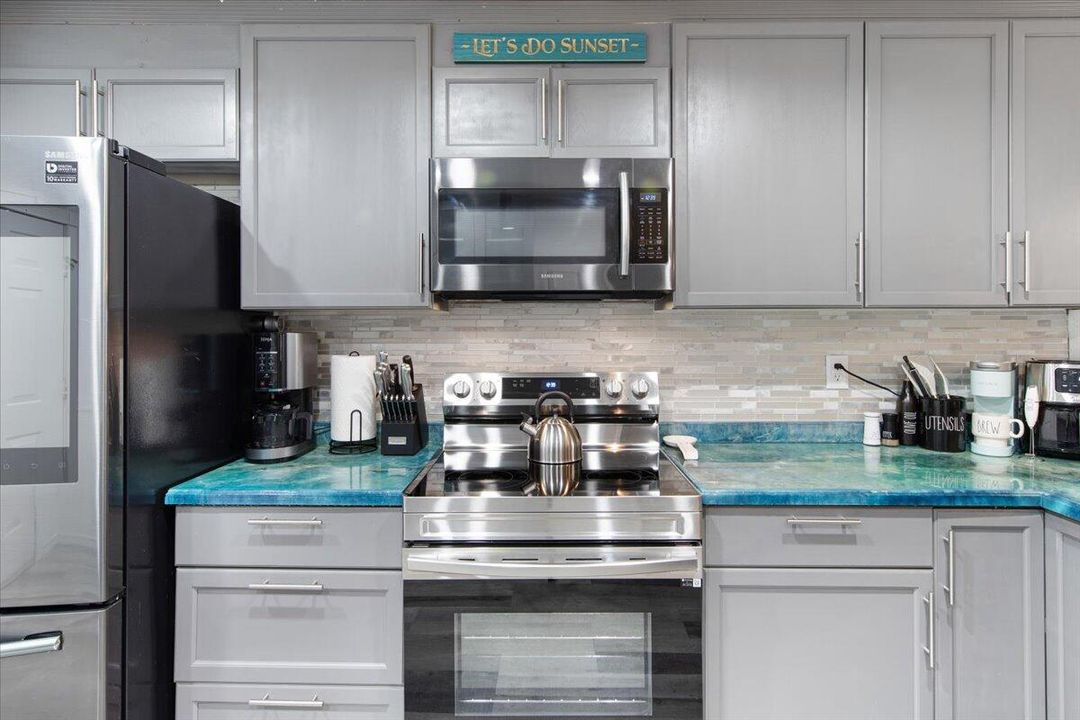 For Sale: $161,900 (2 beds, 2 baths, 1078 Square Feet)