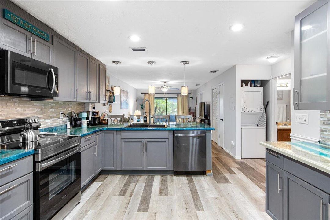 For Sale: $161,900 (2 beds, 2 baths, 1078 Square Feet)