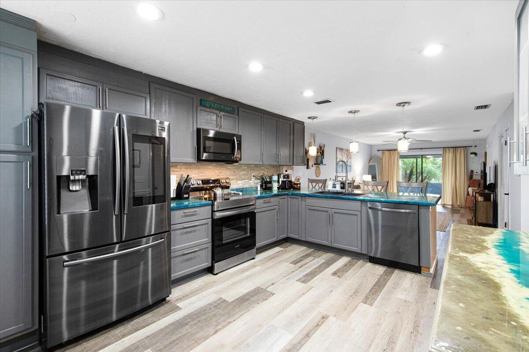 For Sale: $161,900 (2 beds, 2 baths, 1078 Square Feet)