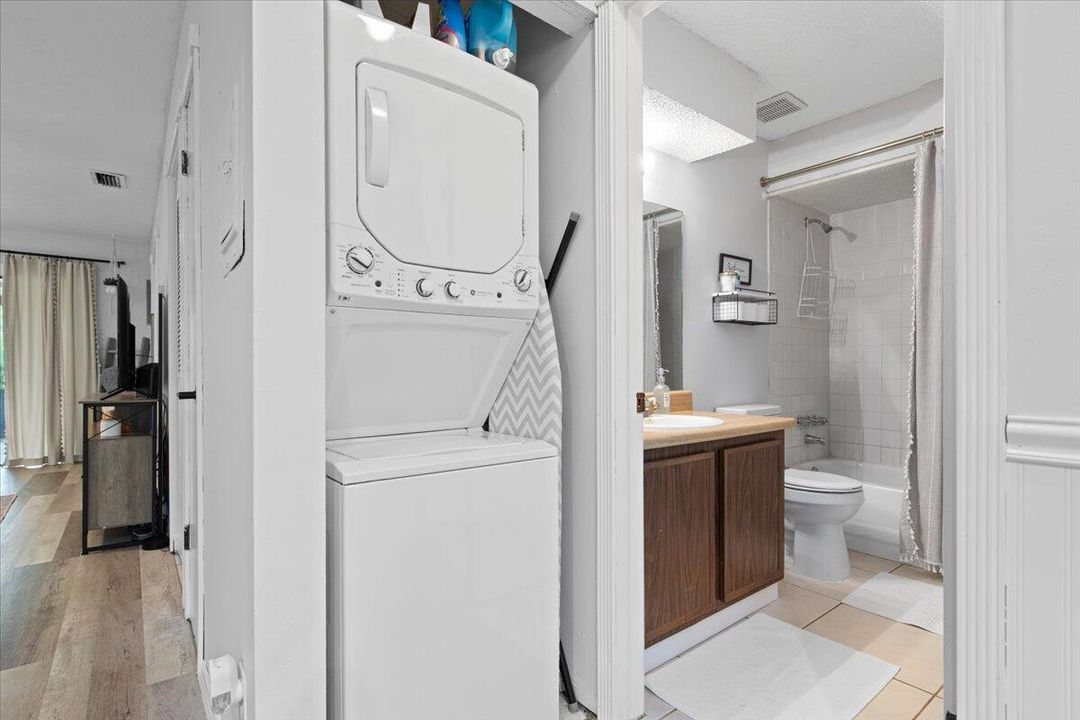 For Sale: $161,900 (2 beds, 2 baths, 1078 Square Feet)