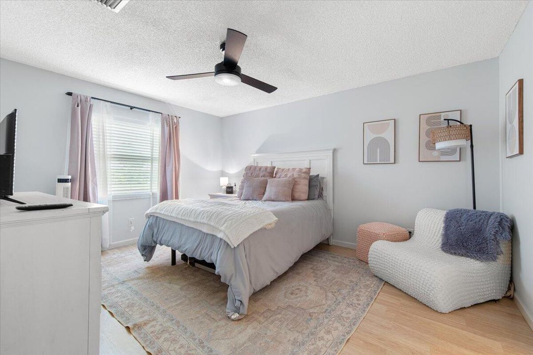 For Sale: $161,900 (2 beds, 2 baths, 1078 Square Feet)