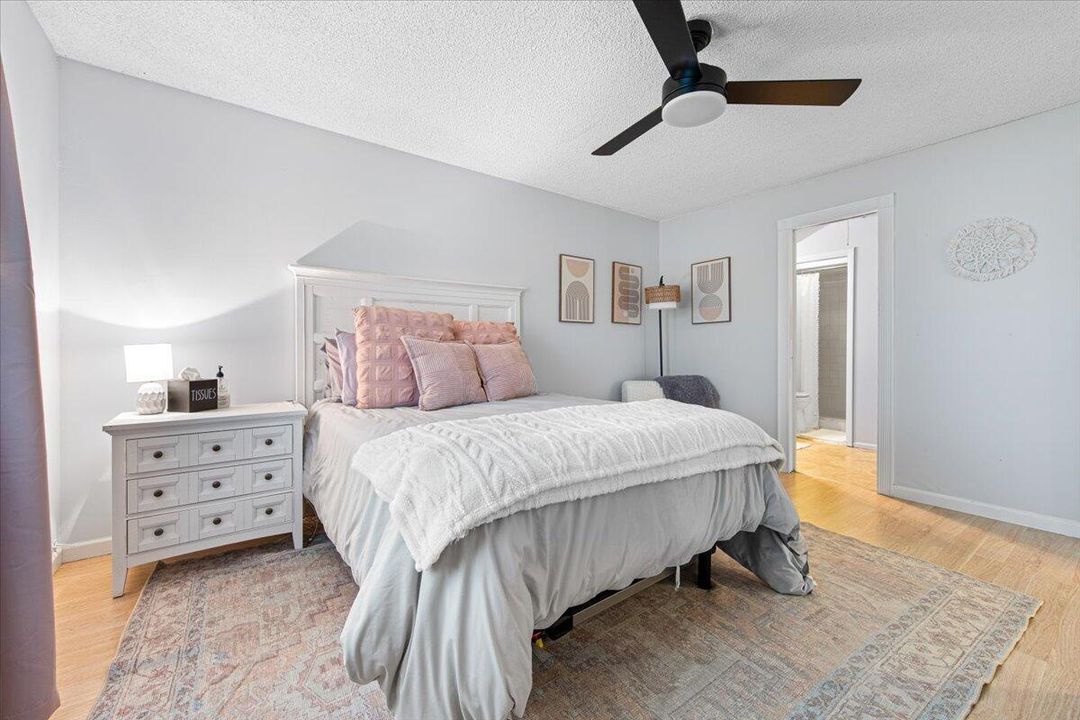 For Sale: $161,900 (2 beds, 2 baths, 1078 Square Feet)