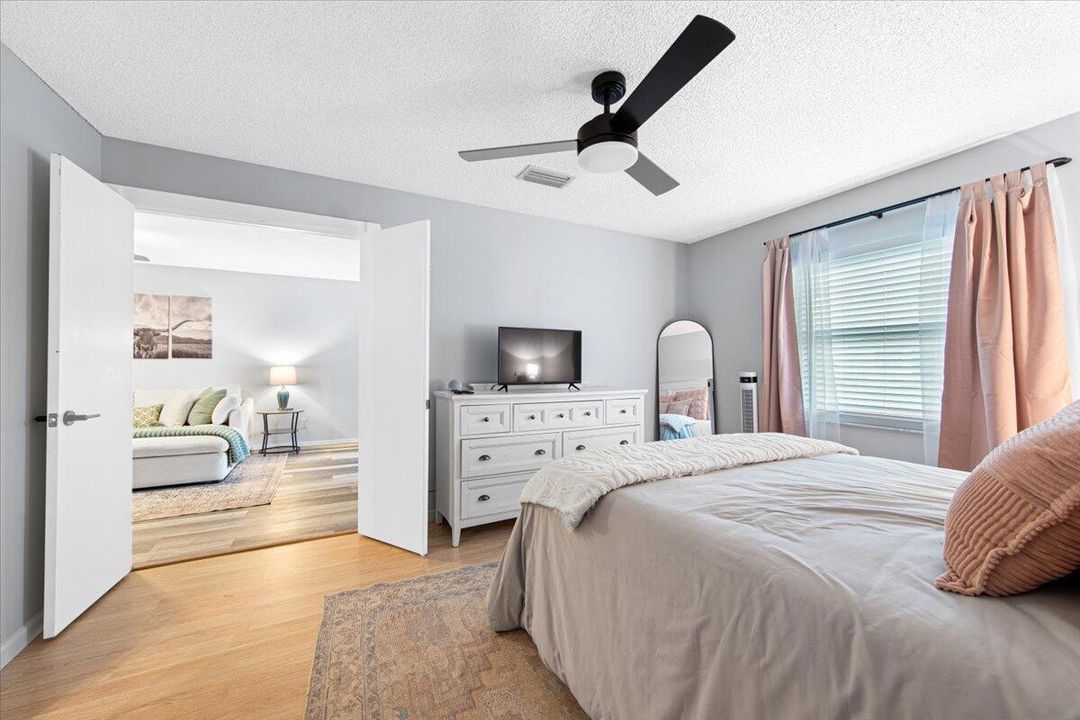 For Sale: $161,900 (2 beds, 2 baths, 1078 Square Feet)