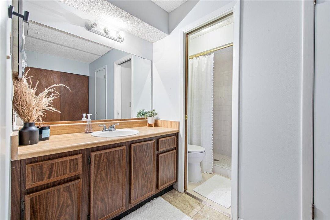 For Sale: $161,900 (2 beds, 2 baths, 1078 Square Feet)