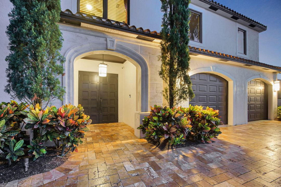 Active With Contract: $2,895,000 (6 beds, 4 baths, 4444 Square Feet)