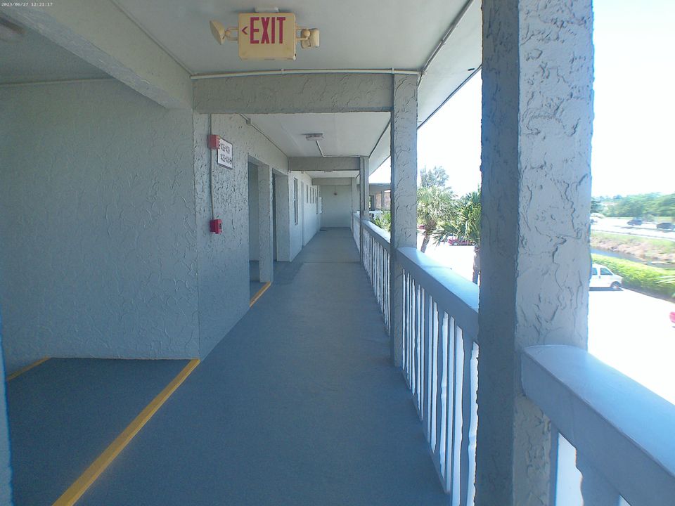 待售: $145,500 (1 贝兹, 1 浴室, 702 平方英尺)