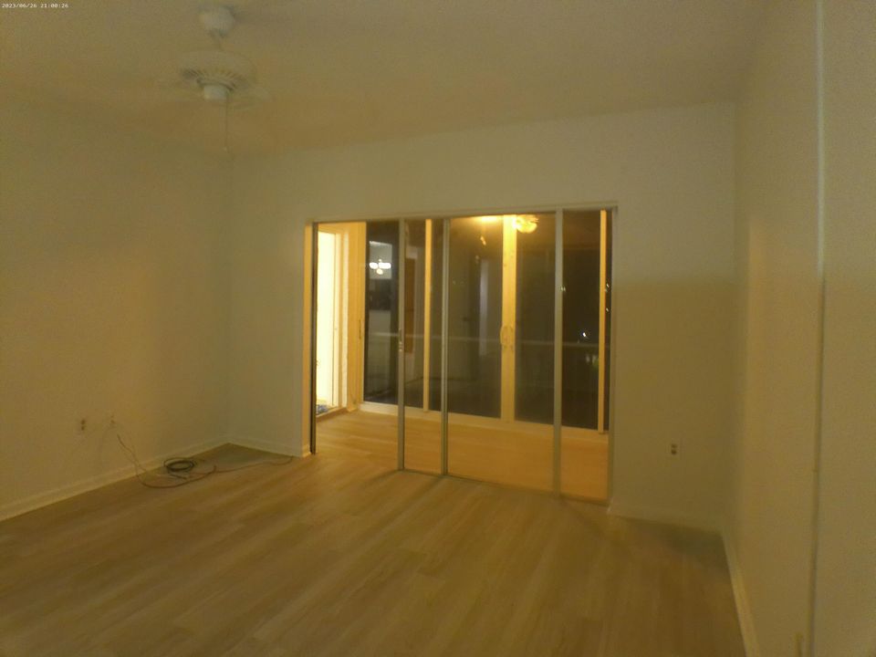 待售: $145,500 (1 贝兹, 1 浴室, 702 平方英尺)