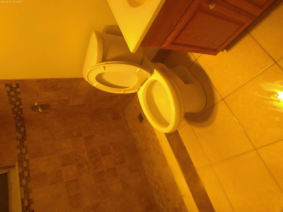 待售: $145,500 (1 贝兹, 1 浴室, 702 平方英尺)