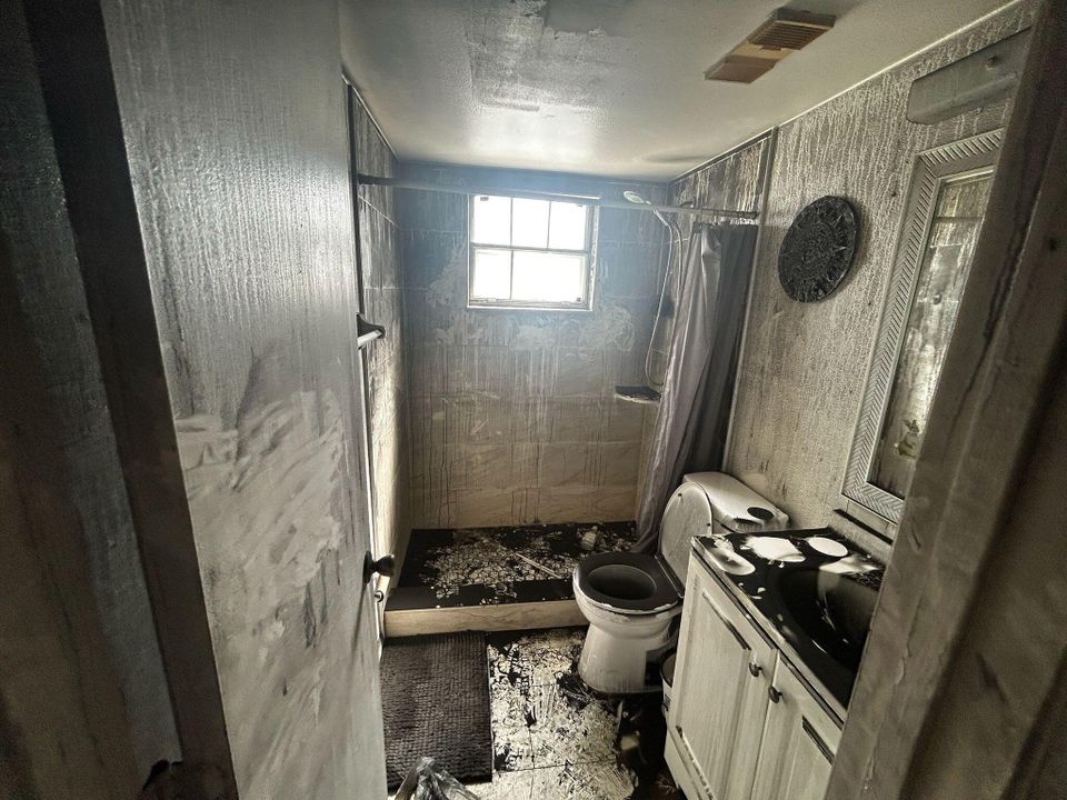 Active With Contract: $110,000 (3 beds, 2 baths, 921 Square Feet)