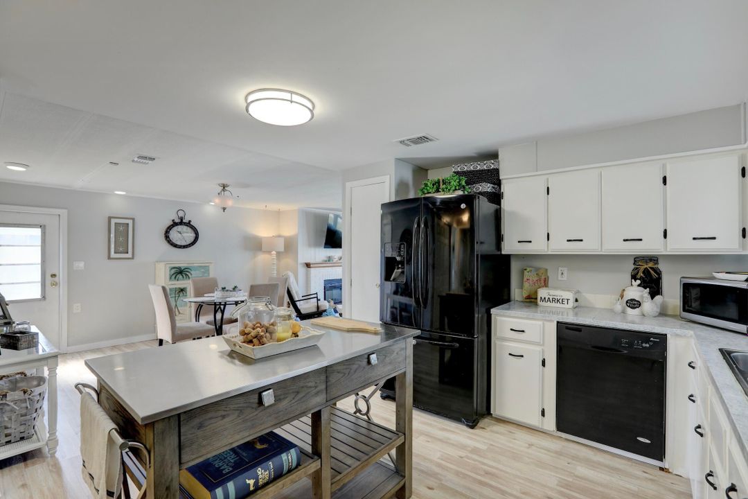 For Sale: $199,500 (2 beds, 2 baths, 1152 Square Feet)