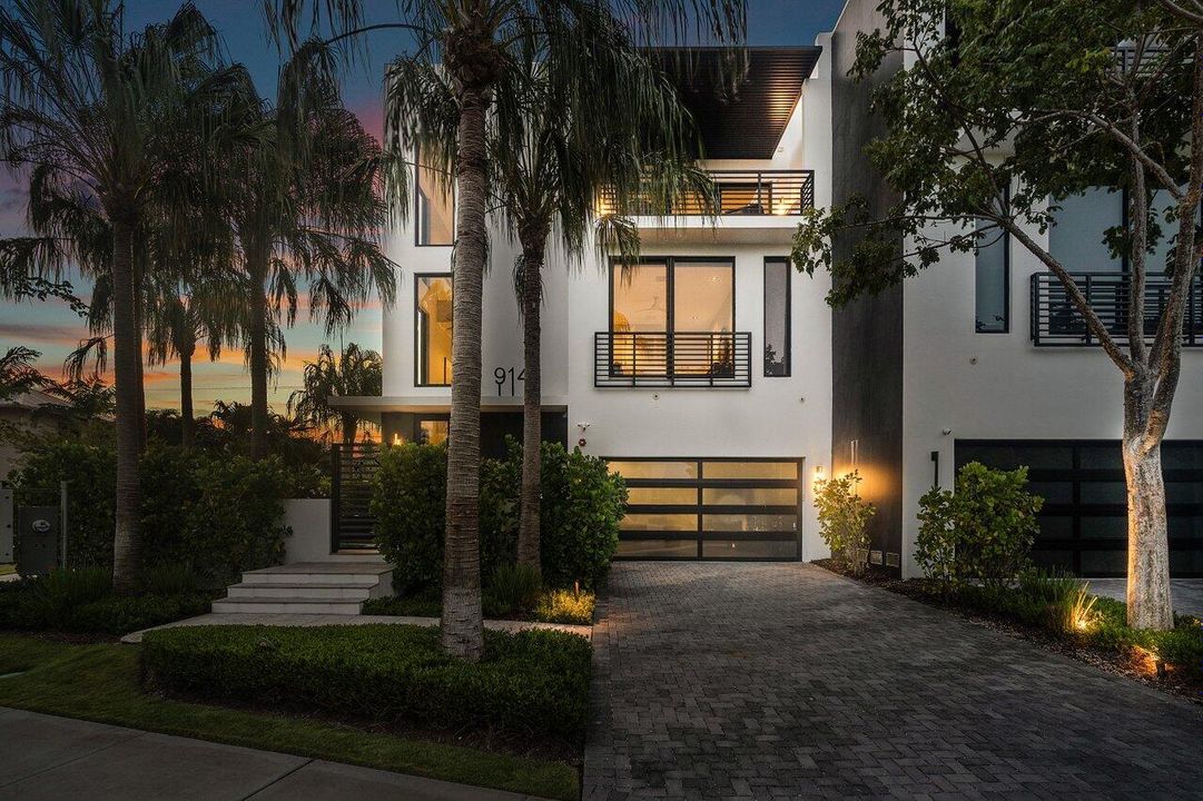 Recently Sold: $3,095,000 (3 beds, 4 baths, 3420 Square Feet)