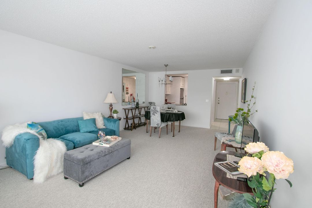 合同活跃: $198,000 (2 贝兹, 2 浴室, 1010 平方英尺)