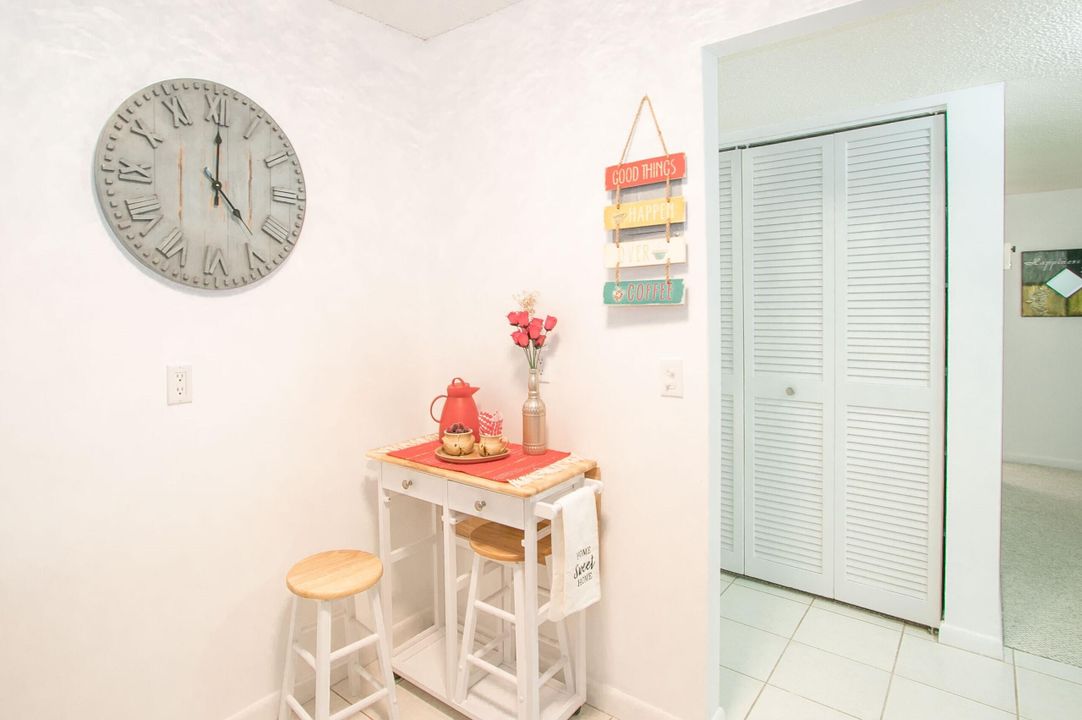 合同活跃: $198,000 (2 贝兹, 2 浴室, 1010 平方英尺)