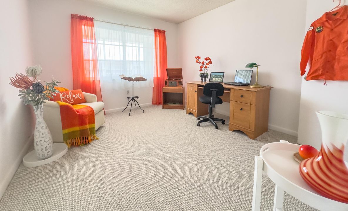 合同活跃: $198,000 (2 贝兹, 2 浴室, 1010 平方英尺)