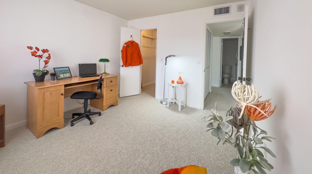 合同活跃: $198,000 (2 贝兹, 2 浴室, 1010 平方英尺)