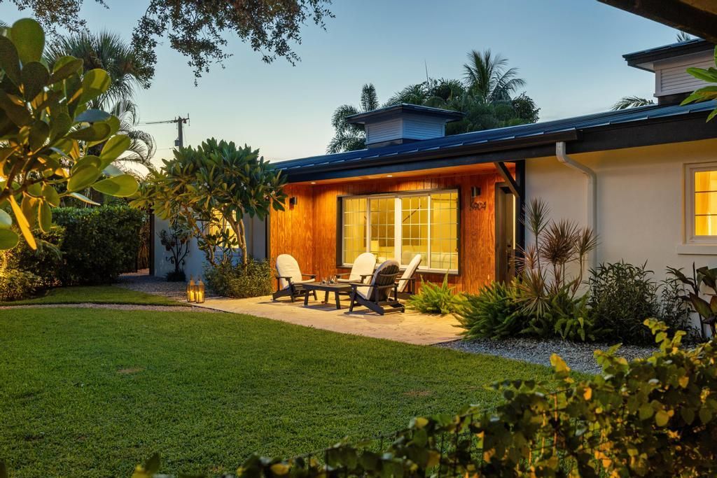 合同活跃: $1,500,000 (3 贝兹, 2 浴室, 2258 平方英尺)