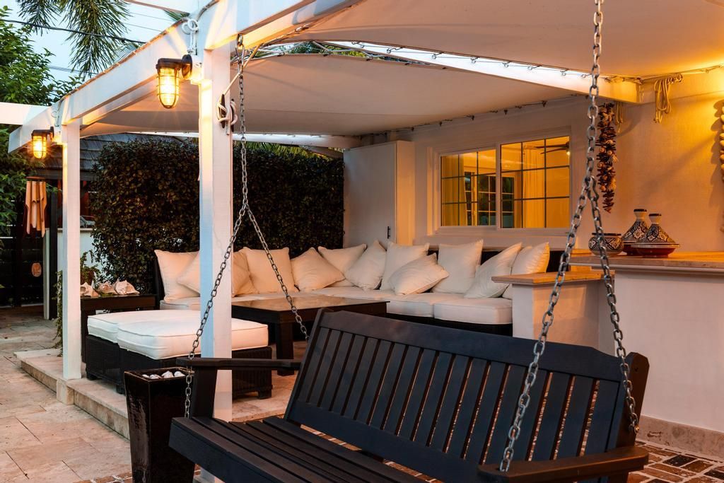 合同活跃: $1,500,000 (3 贝兹, 2 浴室, 2258 平方英尺)