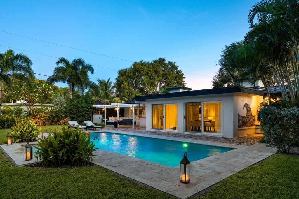 合同活跃: $1,500,000 (3 贝兹, 2 浴室, 2258 平方英尺)