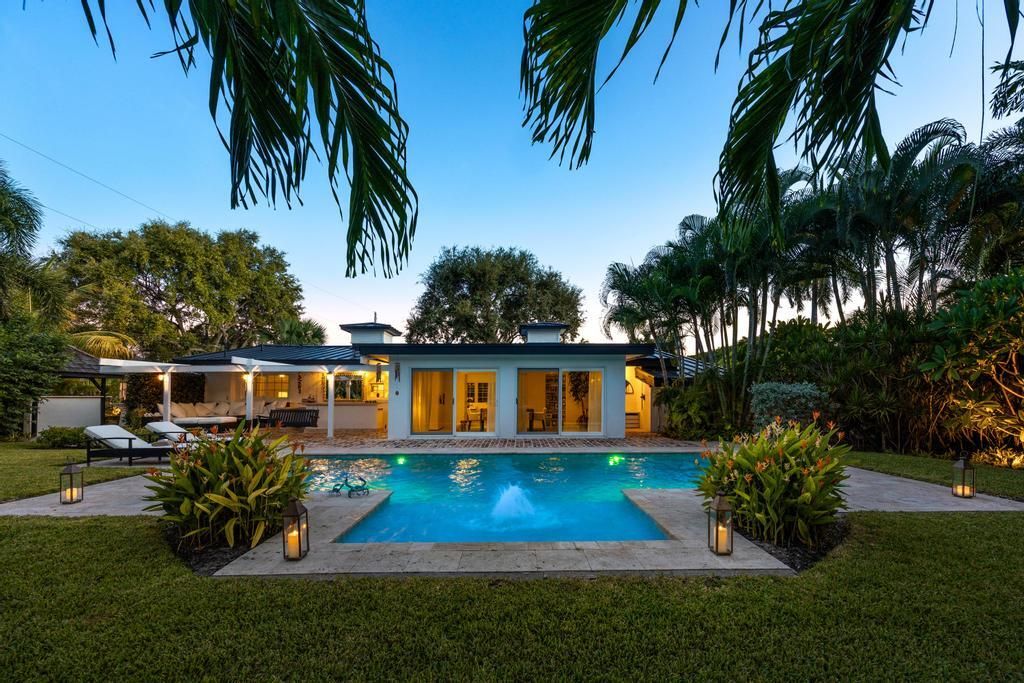 合同活跃: $1,500,000 (3 贝兹, 2 浴室, 2258 平方英尺)