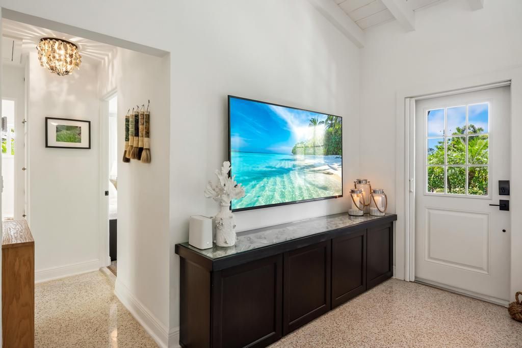 合同活跃: $1,500,000 (3 贝兹, 2 浴室, 2258 平方英尺)