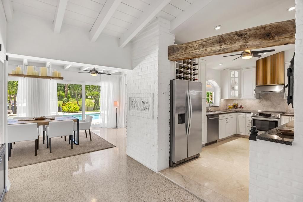 合同活跃: $1,500,000 (3 贝兹, 2 浴室, 2258 平方英尺)