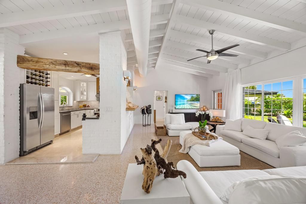 合同活跃: $1,500,000 (3 贝兹, 2 浴室, 2258 平方英尺)