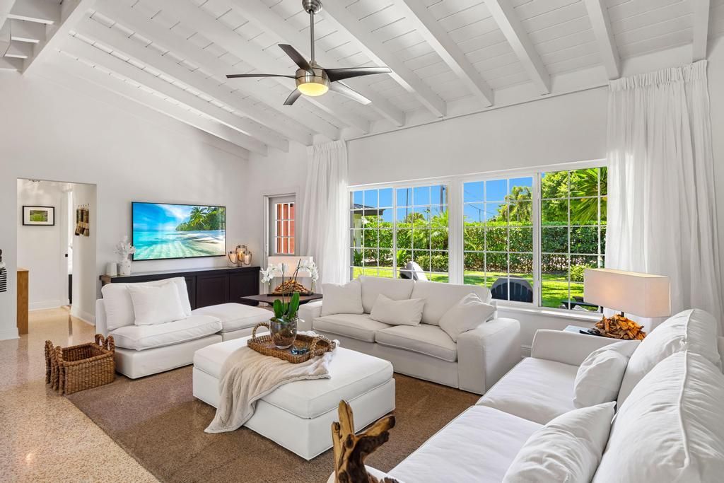 合同活跃: $1,500,000 (3 贝兹, 2 浴室, 2258 平方英尺)