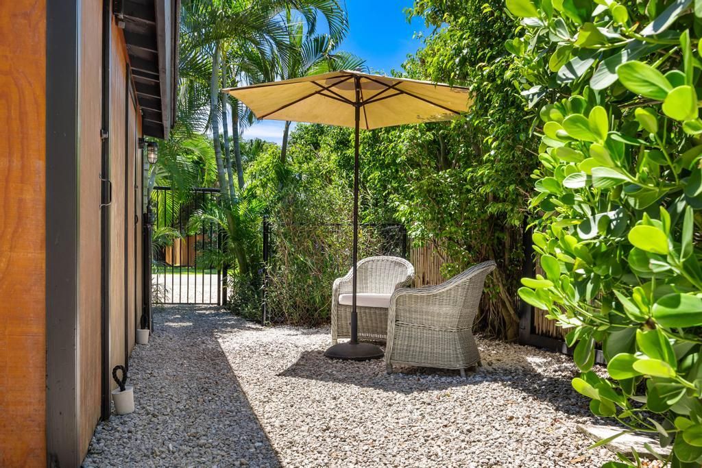 合同活跃: $1,500,000 (3 贝兹, 2 浴室, 2258 平方英尺)