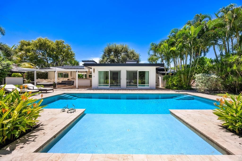 合同活跃: $1,500,000 (3 贝兹, 2 浴室, 2258 平方英尺)