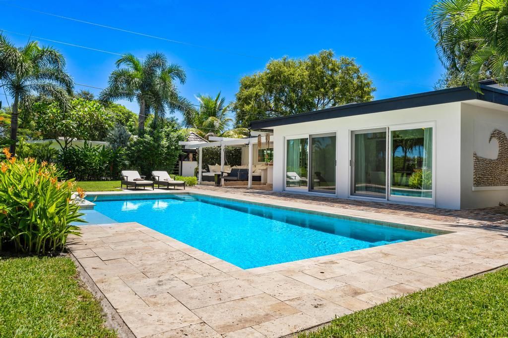 合同活跃: $1,500,000 (3 贝兹, 2 浴室, 2258 平方英尺)