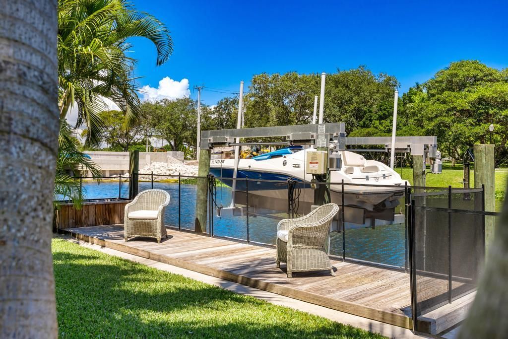 合同活跃: $1,500,000 (3 贝兹, 2 浴室, 2258 平方英尺)