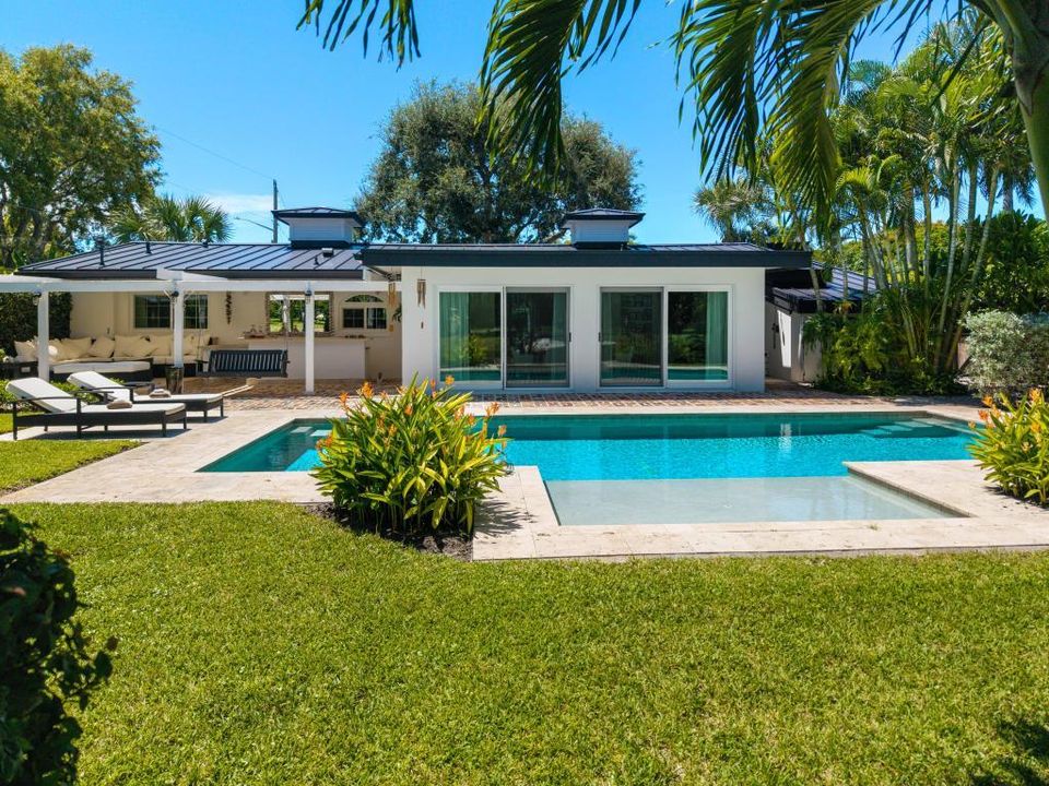 合同活跃: $1,500,000 (3 贝兹, 2 浴室, 2258 平方英尺)