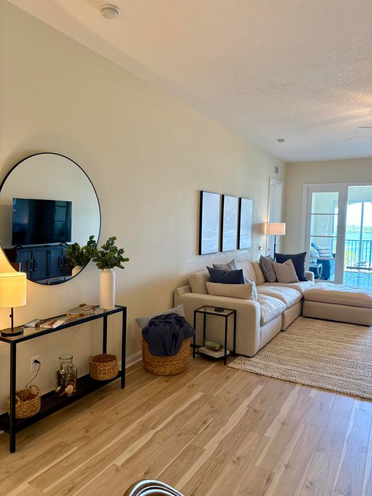 出租: $5,000 (2 贝兹, 2 浴室, 1989 平方英尺)