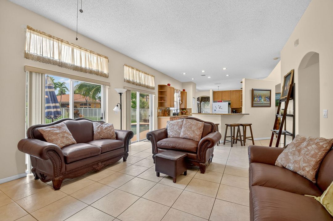 Activo con contrato: $619,900 (4 camas, 3 baños, 2667 Pies cuadrados)