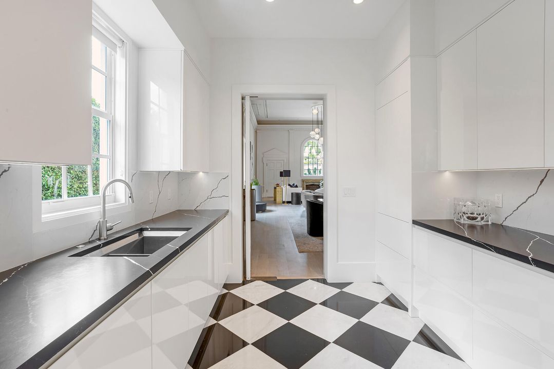 待售: $32,000,000 (4 贝兹, 4 浴室, 8733 平方英尺)