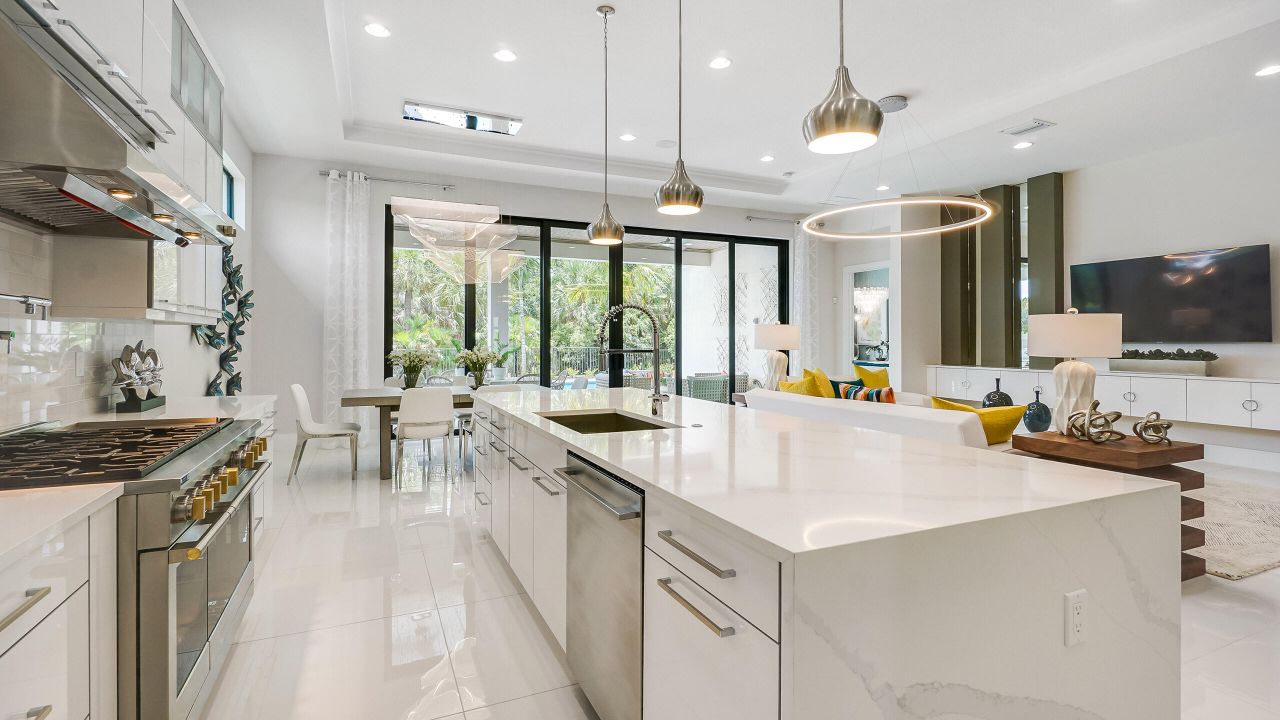 合同活跃: $2,835,915 (4 贝兹, 4 浴室, 4277 平方英尺)