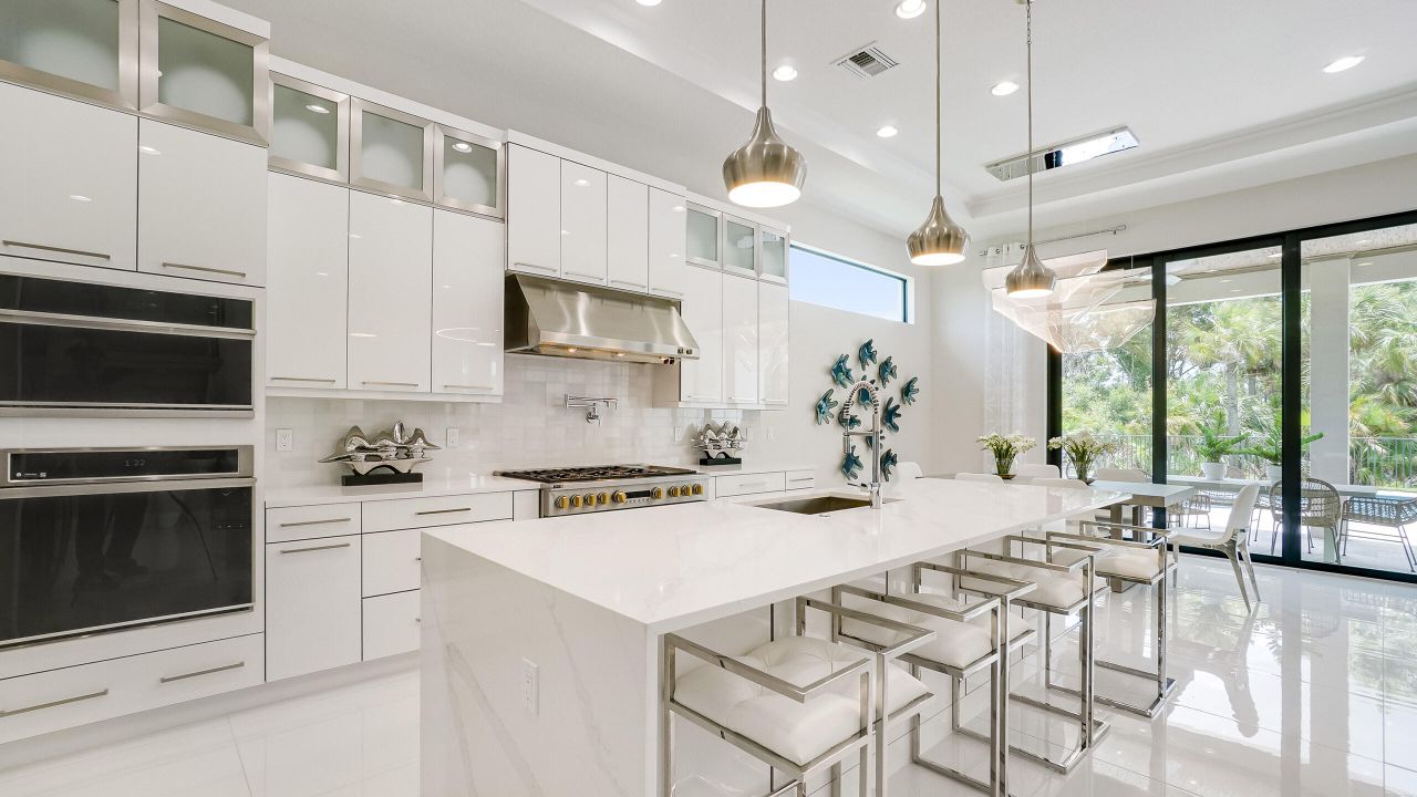 合同活跃: $2,835,915 (4 贝兹, 4 浴室, 4277 平方英尺)