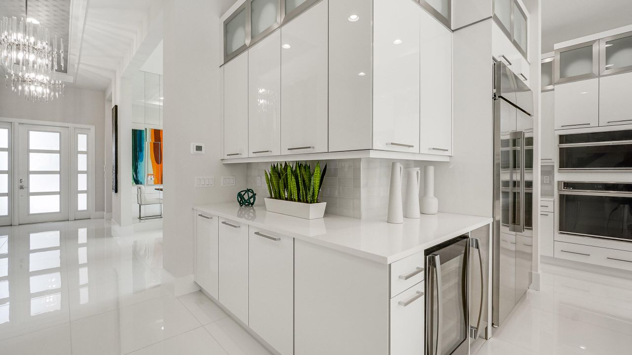 合同活跃: $2,835,915 (4 贝兹, 4 浴室, 4277 平方英尺)