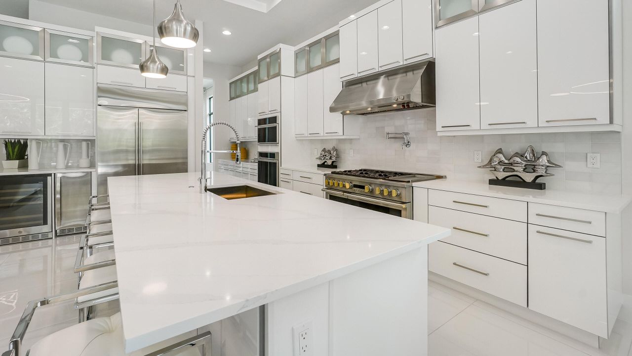 合同活跃: $2,835,915 (4 贝兹, 4 浴室, 4277 平方英尺)