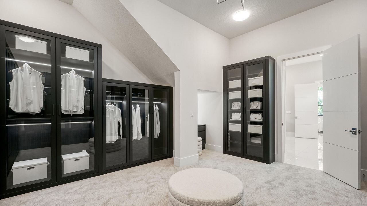 合同活跃: $2,835,915 (4 贝兹, 4 浴室, 4277 平方英尺)