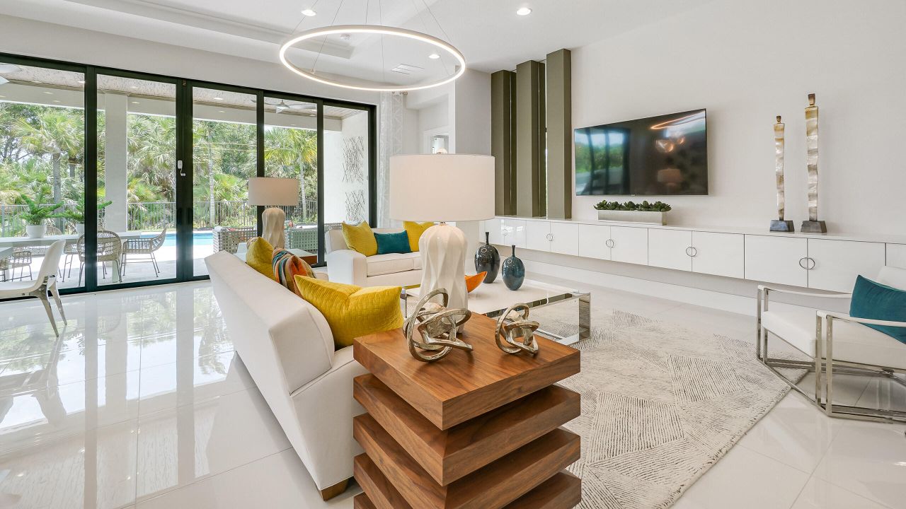 合同活跃: $2,835,915 (4 贝兹, 4 浴室, 4277 平方英尺)